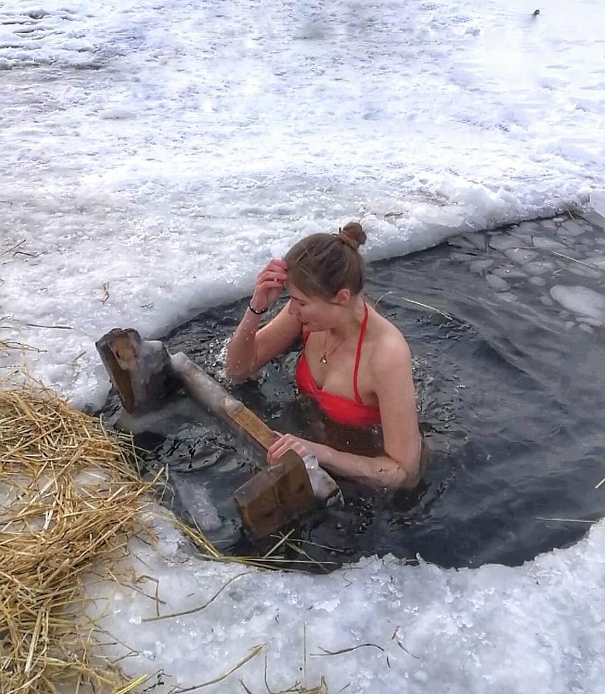 23 шикарные девушки, которые доказывают, что крещенские купания - это еще и модно
