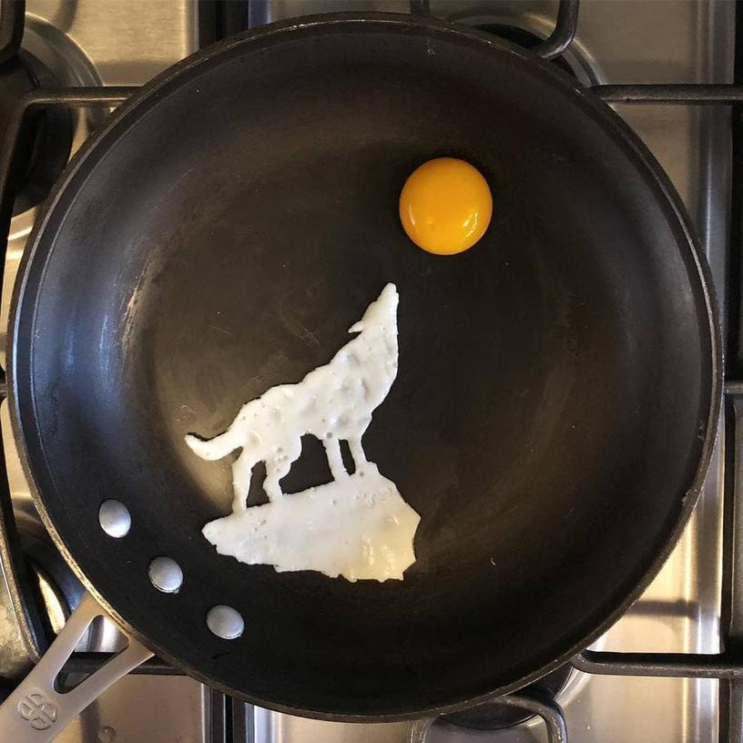 Художник решил, что просто готовить яичницу по утрам — это слишком скучно, и решил творчески подойти к этому процессу
