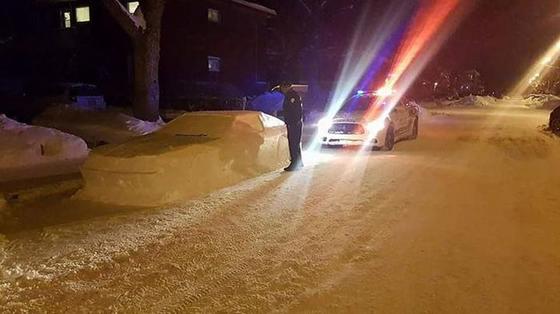 Канадец случайно разыграл полицейских автомобилем снеговиком. Те остались довольны