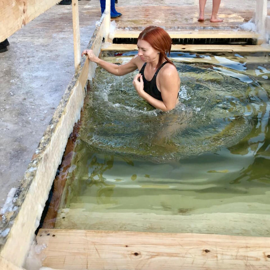 23 шикарные девушки, которые доказывают, что крещенские купания - это еще и модно