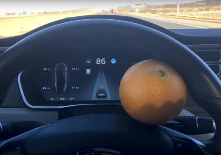 Мужчина обманул автопилот Tesla с помощью апельсина, и это первый случай в истории, когда цитрусовый сам вёл машину со скоростью 140 км/ч