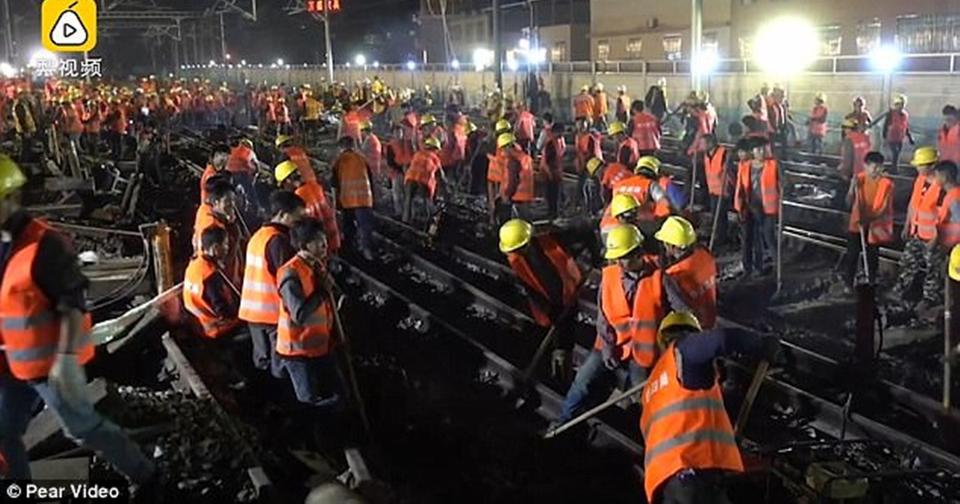 1500 китайцев построили железную дорогу для нового вокзала за 9 дней! 