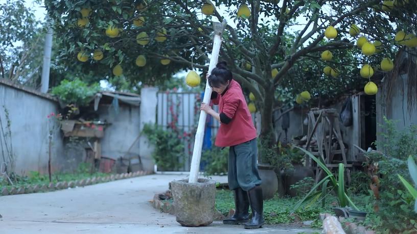 На этом видео китаянка вручную создаёт бумагу в соответствии со всеми традициями предков, и выглядит это очень умиротворяюще, но только до последних секунд