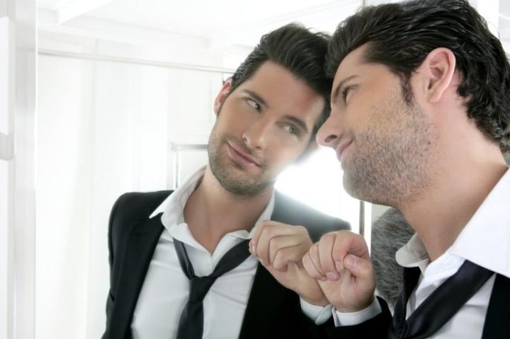3 главных причины, почему нормальный человек становится самовлюбленным нарциссом