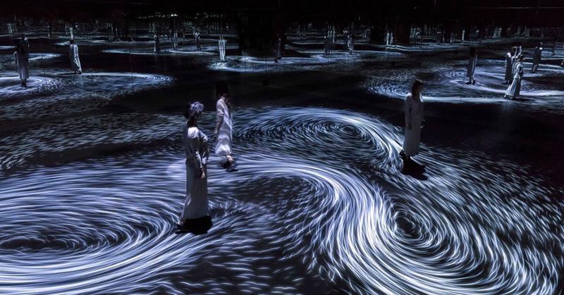 Японские мастера создали инсталляцию, благодаря которой у зрителей появилась возможность окунуться в океан, не намочив при этом ноги