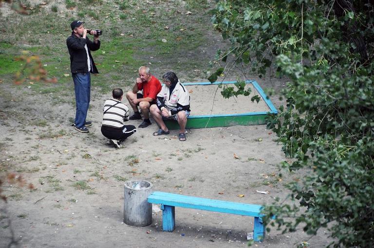 Засаживает подруге во дворе