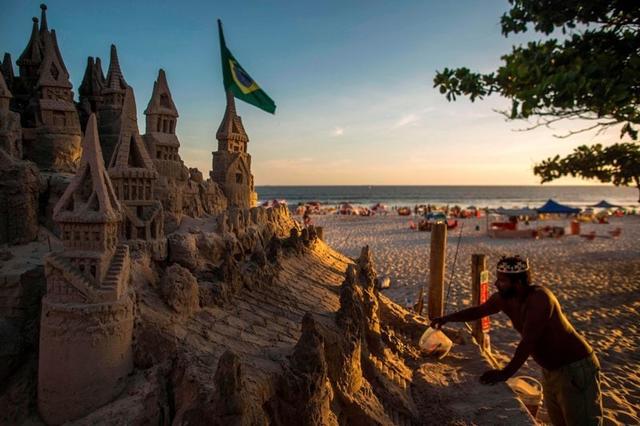 Этот мужчина построил настоящий замок, провозгласил себя королём и вот уже 22 года живёт на престижном пляже Рио. И нашей зависти нет предела