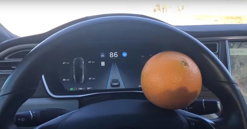 Мужчина обманул автопилот Tesla с помощью апельсина, и это первый случай в истории, когда цитрусовый сам вёл машину со скоростью 140 км/ч