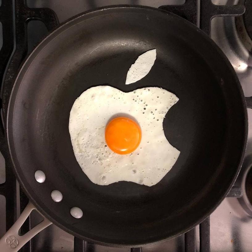 Художник решил, что просто готовить яичницу по утрам — это слишком скучно, и решил творчески подойти к этому процессу