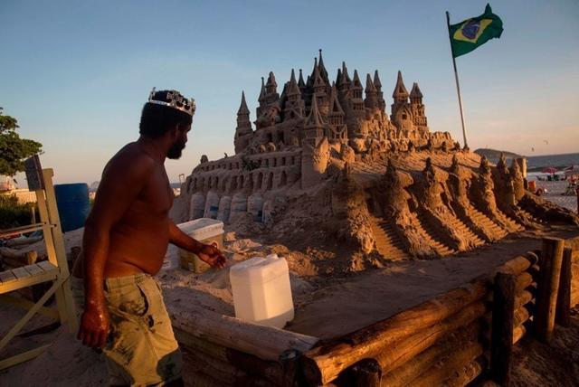 Этот мужчина построил настоящий замок, провозгласил себя королём и вот уже 22 года живёт на престижном пляже Рио. И нашей зависти нет предела