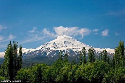 На горе Арарат нашли останки деревянного корабля возрастом 5000 лет. Кажется, это Ноев ковчег!