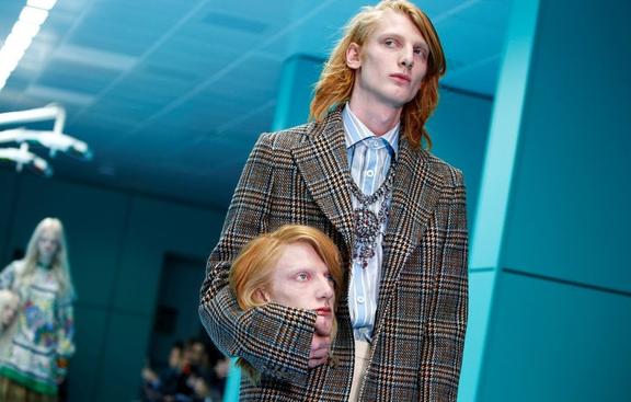 На показе Gucci модели вышли на подиум с весьма необычными аксессуарами, от которых все потеряли головы. Даже сами модели