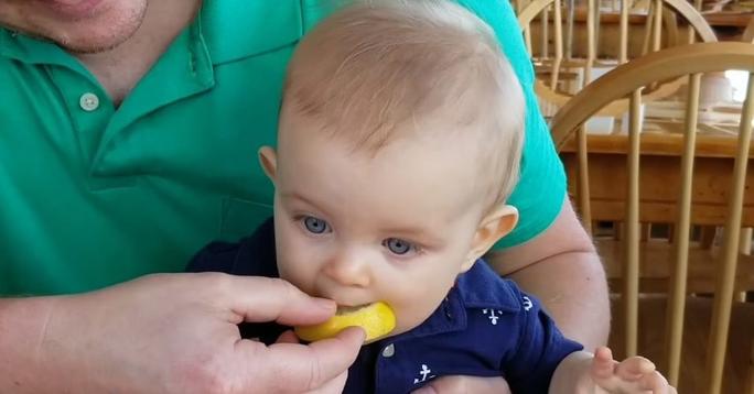 Этот милый малыш впервые в своей жизни пробует лимон, морщится, но просит ещё. Его реакция великолепна