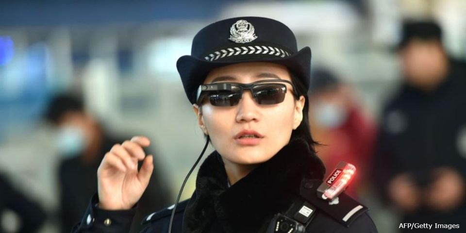 Китайская полиция носит такие очки, чтобы распознавать лица туристов! Вот что надо знать