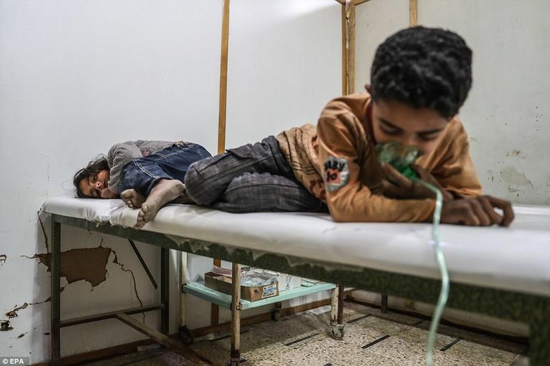 Крошечные жертвы новых бомбардировок Асада: ООН призывает ″положить конец этому аду″