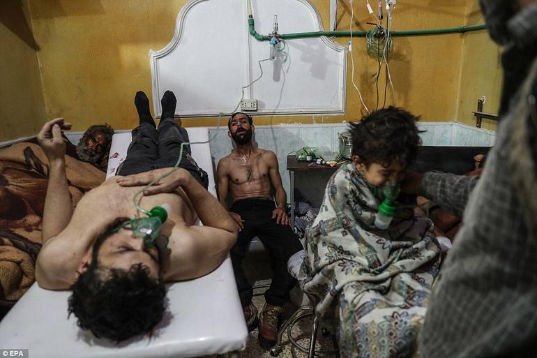 Крошечные жертвы новых бомбардировок Асада: ООН призывает ″положить конец этому аду″