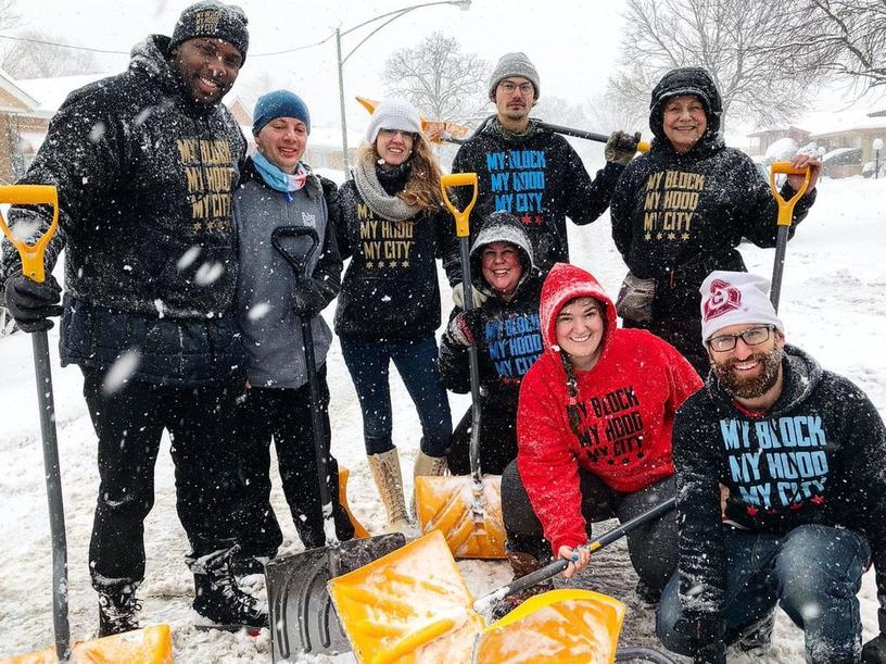 Мужчина хотел помочь пожилым людям и расчистить снег, позвав десятерых добровольцев с помощью Твиттера. Но пришедших оказалось гораааздо больше