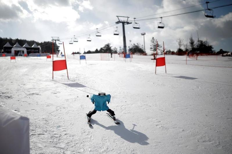 В Южной Корее провели первые соревнования по горным лыжам, куда людей пускали только в качестве помощников. Ведь соревновались там совсем не они