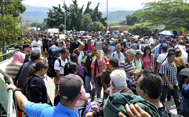 Смотрите, как тысячи венесуэльцев бегут из страны, спасаясь от насилия и голода