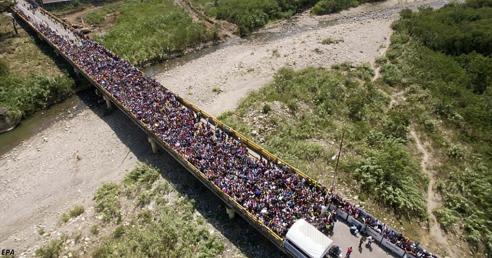 Смотрите, как тысячи венесуэльцев бегут из страны, спасаясь от насилия и голода