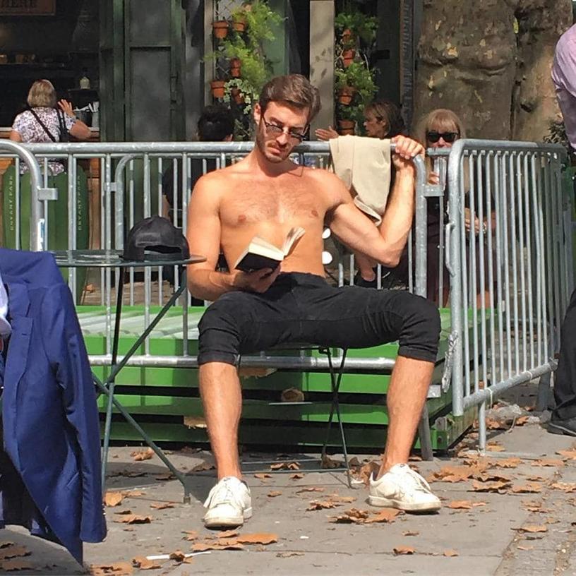 Жительница Нью-Йорка тайно фотографирует горячих парней, читающих книги в общественных местах. Её комментарии к снимкам просто великолепны