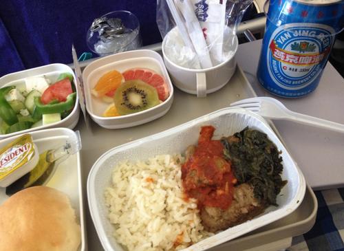 Сравните: вот чем в самолетах кормят нас, и чем богачей в 1-м классе! 