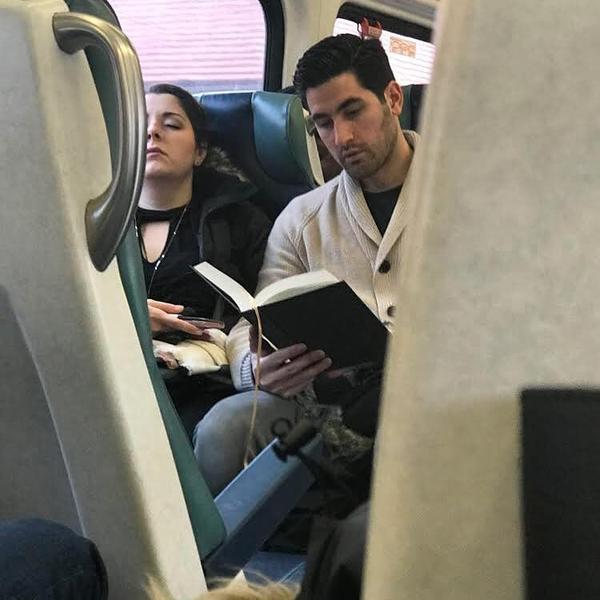 Жительница Нью-Йорка тайно фотографирует горячих парней, читающих книги в общественных местах. Её комментарии к снимкам просто великолепны