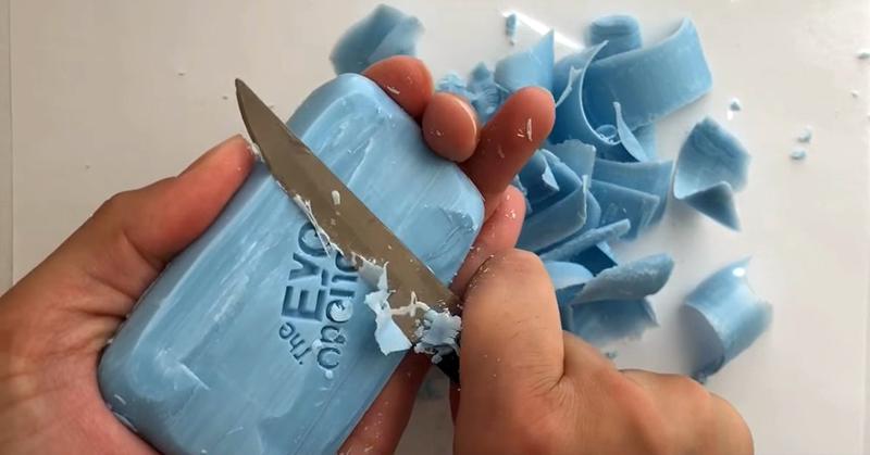 Пользователи интернета делятся видео, на которых они просто режут мыло. Но вы даже представить не могли, насколько круто оно режется!