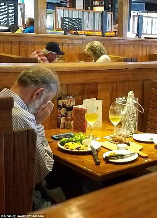 Сердечная фотография мужчины, который ел в ресторане один, хотя и вместе с женой
