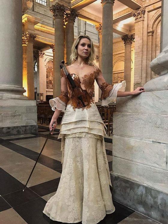 Дизайнер из Франции создаёт невероятно красивые платья, используя необычные материалы. Кажется, что они сошли со страниц каких-то сказок