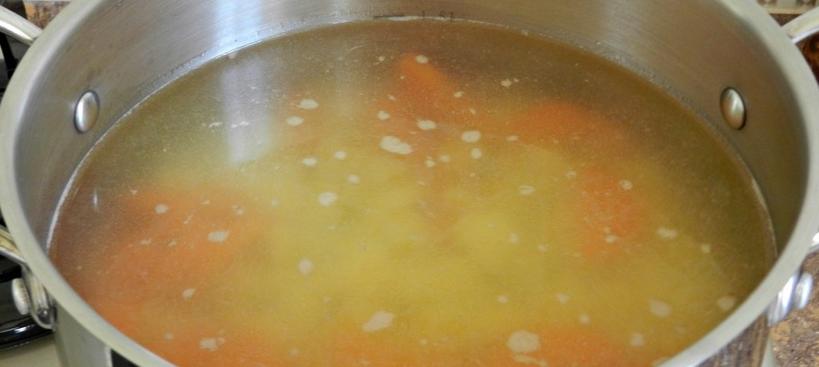 Вот невероятно нежный суп с клецками из заварного теста! Они просто тают во рту!