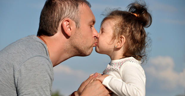 Целовать детей в губы - это уже слишком, предупреждают психологи. Вот почему