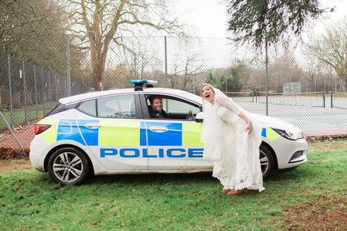 Это была обычная свадебная фотосессия, но что-то пошло не так, и всё закончилось полицейской облавой