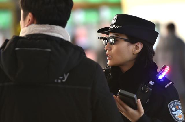 Китайская полиция носит такие очки, чтобы распознавать лица туристов! Вот что надо знать