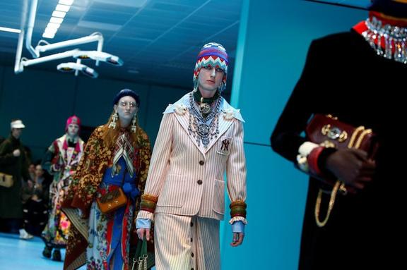 На показе Gucci модели вышли на подиум с весьма необычными аксессуарами, от которых все потеряли головы. Даже сами модели