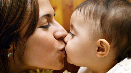 Целовать детей в губы - это уже слишком, предупреждают психологи. Вот почему