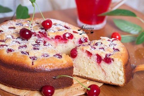 Рецепт от бабушки: вишневый торт и пышный бисквит