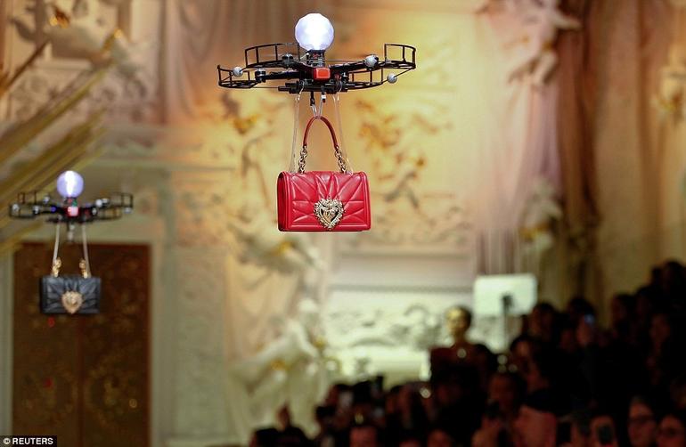 На последний модный показ Dolce & Gabbana моделей решили не приглашать. С их обязанностями прекрасно справились беспилотники