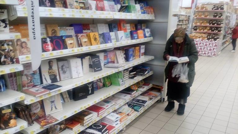 Она 15 лет ходит в магазин читать книги. И вот что решила сделать администрация! 