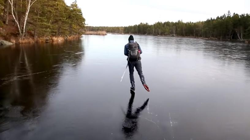 В сети появилось видео, на котором человек катается на тонком льду. Казалось бы, ничего интересного, но это пока вы не включите звук