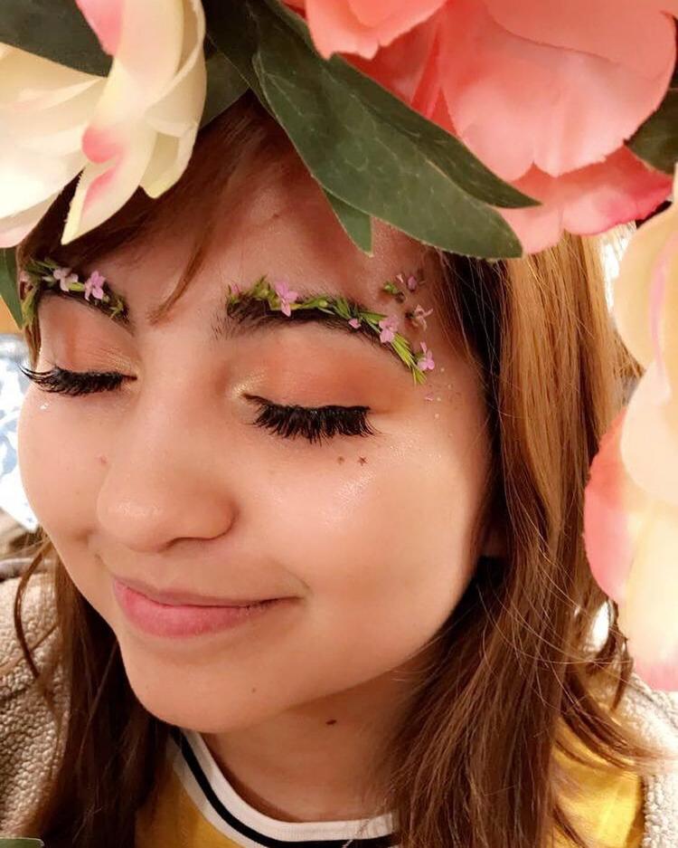 В сети появился новый бьюти-тренд: весенние брови, украшенные цветочками. Выглядит странно, но свежо