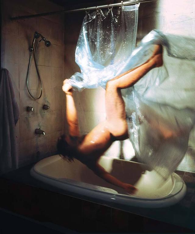 Фотограф создал серию снимков, которые так точно передают страх и тревогу человека при падении, что глядя на эти кадры вы ощутите то же самое