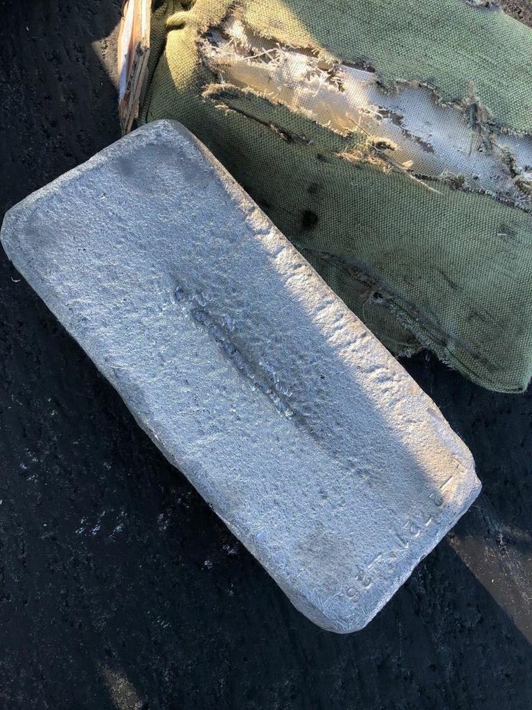 В Якутии из самолёта выпало 9 тонн золота. Скорее всего, кто-то просто перепил...