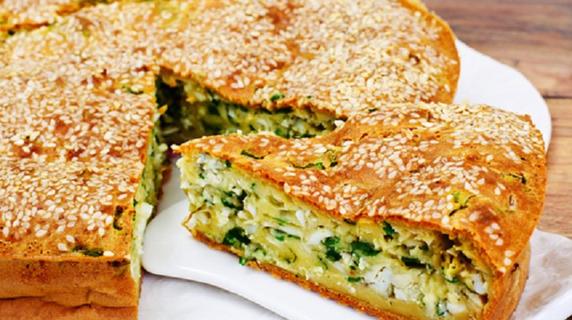 Нежный пирог с зеленым луком, курицей и сырной корочкой