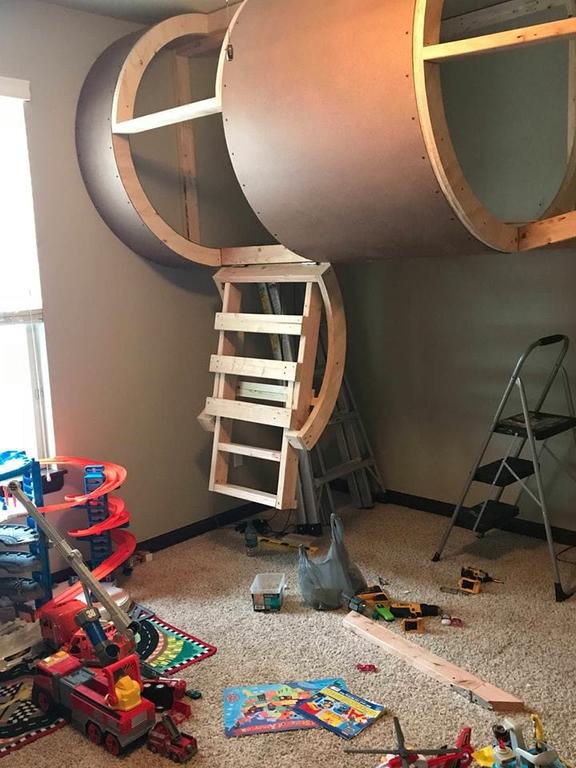 Ребёнок не хотел спать в собственной кровати, и родители нашли решение этой проблемы. Они просто построили в его комнате космический корабль