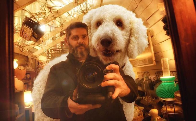 Этот мужчина делает фотографии со своей собакой. Вроде, ничего особенного, но что-то здесь явно не так
