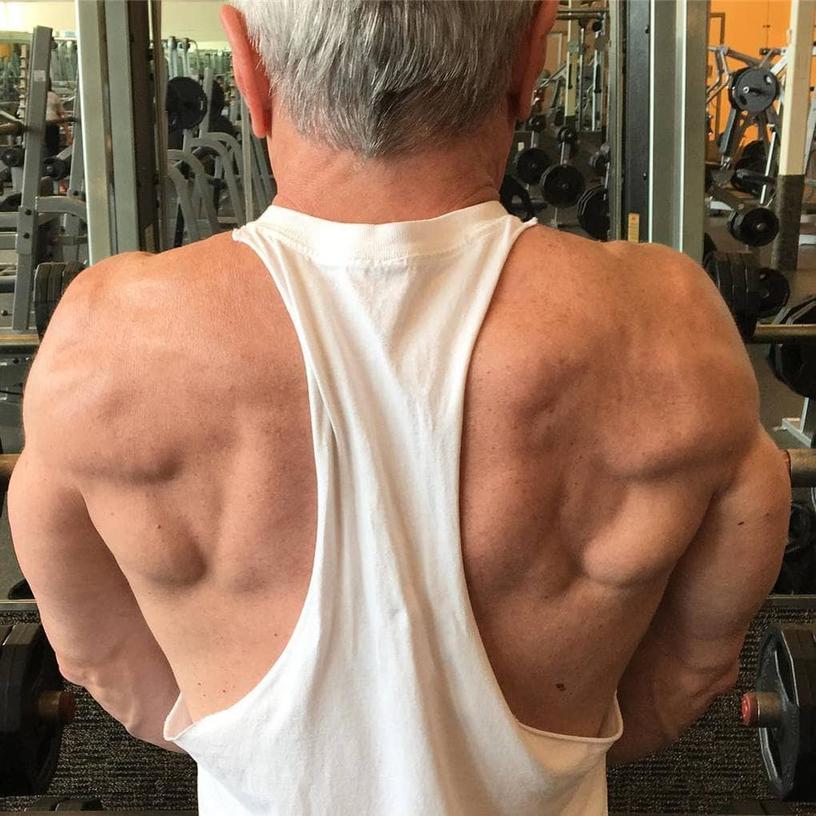 Мужчина доказывает, что годы мышцам не помеха, и догадаться о его возрасте с первого взгляда просто невозможно
