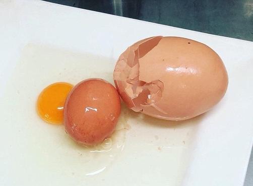 Фермер удивился, когда обнаружил куриное яйцо, которое было в три раза больше обычного. И удивился ещё раз, когда разбил его и обнаружил, как богат его внутренний мир