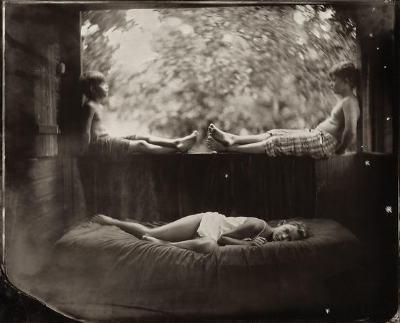 Я нашла фотокамеру, которой 166 лет, и стала снимать на нее детей. Вот результат!