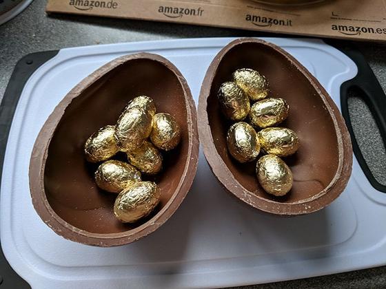 Парень решил поздравить подругу и подарил ей шоколадное яйцо. Но дело было 1-го апреля